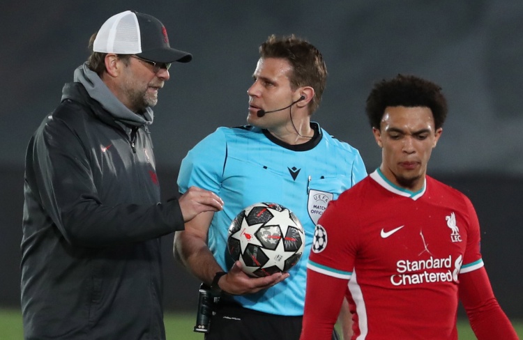 Jiejie确定无法归队了，网友在他老家偶遇他，在家等合同到期