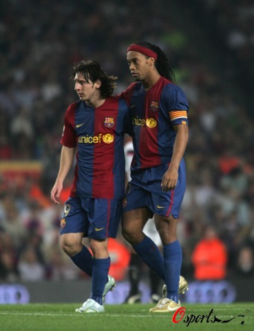 记者：巴萨将在西超杯决赛结束后官宣坎塞洛，目前专注于比赛